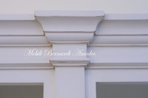 Libreria in legno massello stile classico con finitura laccata bianco anticato ripiani spostabili